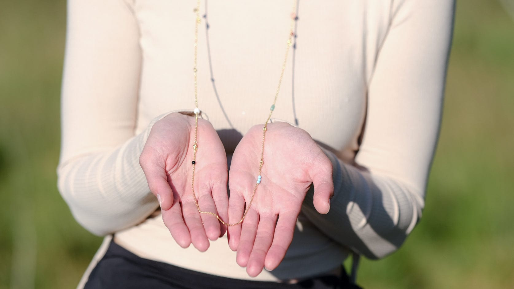 Vergulde lange ketting met edelstenen, parels en schelpjes Sopro