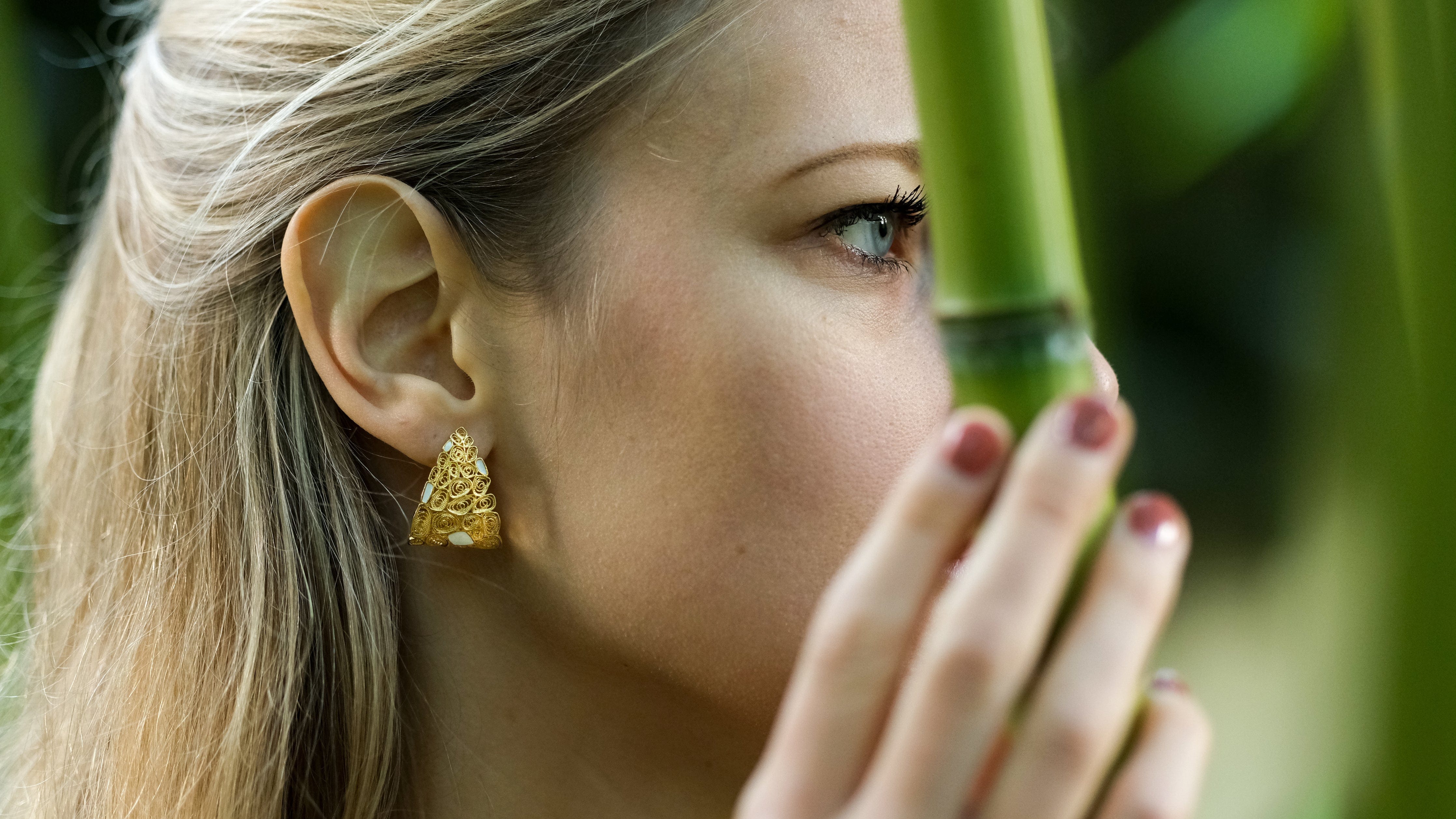 Oorbellen met filigraan en wit emaille Nana