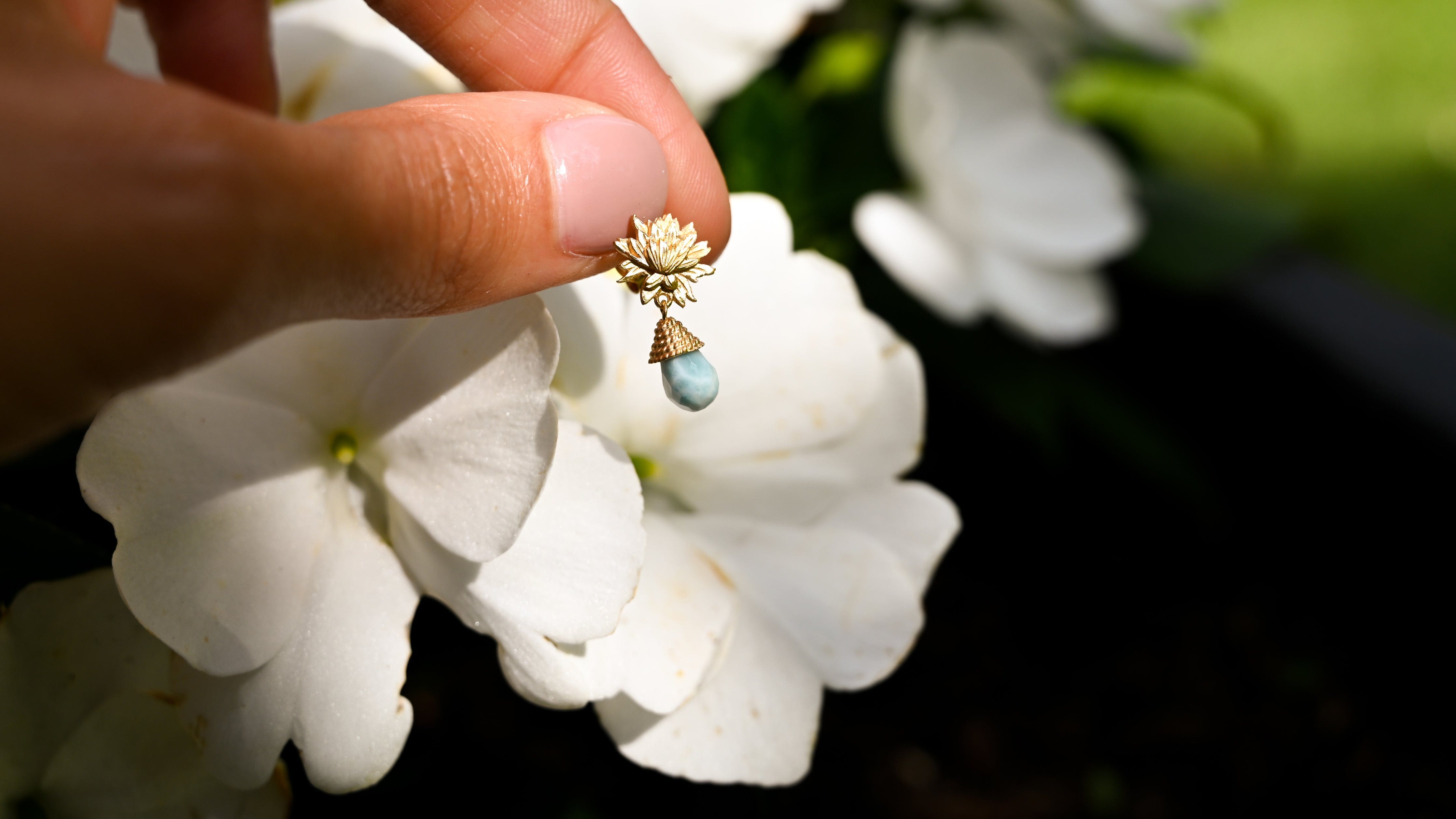 Water lily oorbellen met larimar Sopro